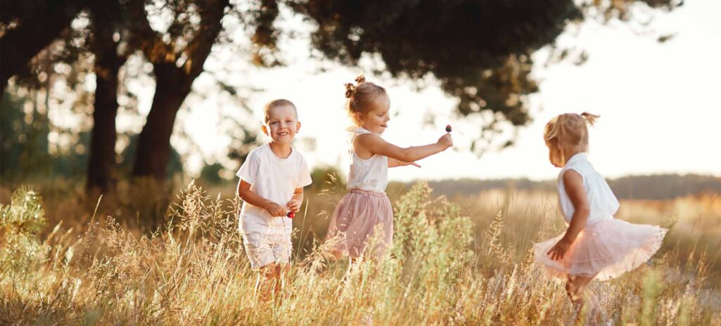 Kinder bei einer Untersuchung, um ihre Gesundheit zu überwachen, was die Wichtigkeit von Blutuntersuchungen zur Früherkennung von Gesundheitsproblemen bei Kindern betont.